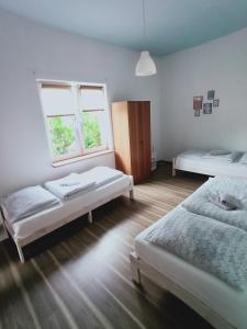 シュチェチンにあるMieszkanie pracownicze - 3 pokoje i parkingのベッドルーム1室(ベッド2台、窓付)