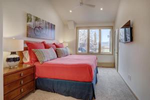 Tempat tidur dalam kamar di 2Br Condo In The Seasons At Arrowhead- Vaulted Ceilings Condo