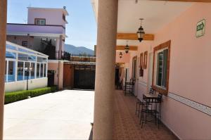 特基斯基亞潘的住宿－Hotel El Mirador，阳台享有庭院美景。
