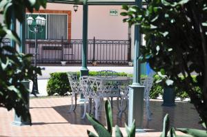 einen Tisch und Stühle im Freien auf einer Terrasse in der Unterkunft Hotel El Mirador in Tequisquiapan