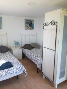 1 dormitorio con 2 camas y vestidor en La Casita De Campo en Arico Viejo