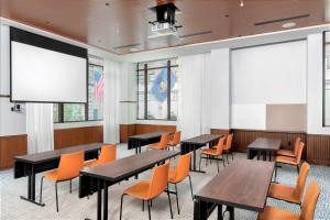 uma sala de conferências com mesas e cadeiras e um ecrã de projecção em Hyatt Centric Center City Philadelphia em Filadélfia