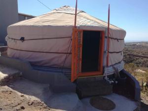 eine große Jurte mit einer Tür in der Mitte in der Unterkunft Yurta de Arico in Arico Viejo
