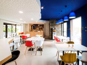 Un restaurant u otro lugar para comer en Ibis Styles Collioure Port Vendres