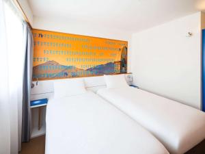 Postel nebo postele na pokoji v ubytování Ibis Styles Collioure Port Vendres
