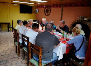 a group of people sitting at a table eating at Hostal el castillo ingapirca in Ingapirca +34 photos