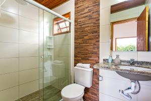 y baño con ducha, aseo y lavamanos. en Vintage Apartments Florianópolis, en Florianópolis
