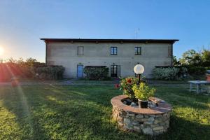 A garden outside Appartamento Il Nido