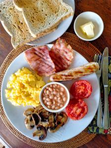 un plato de desayuno con huevos y tostadas en Anyar Estate, en Canggu