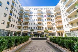 duży budynek apartamentowy z dziedzińcem w obiekcie Sleepway Apartments - Garbary 95-78 w Poznaniu