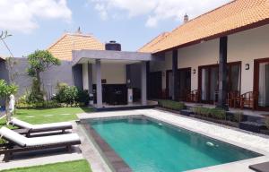 A piscina localizada em Plawa Bali Guest House ou nos arredores