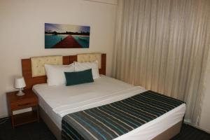 uma cama num quarto de hotel com uma cama sidx sidx em My Rezidance Hotel em Manisa