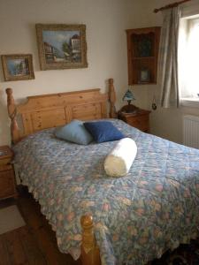 a bedroom with a bed with a wooden head board at Avebury Life in Avebury