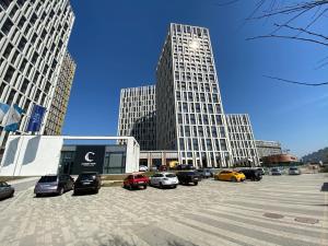 un estacionamiento con autos estacionados frente a dos edificios altos en Апартаменти з неймовірною ванною, en Kiev