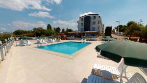 The swimming pool at or close to DOUBLE ROYAL HOTEL