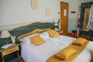 Postel nebo postele na pokoji v ubytování Hotel Villa Imperina