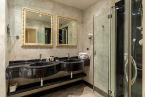 Koupelna v ubytování Hotel Columbia Wellness & Spa