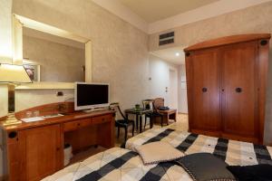 TV a/nebo společenská místnost v ubytování Hotel Columbia Wellness & Spa