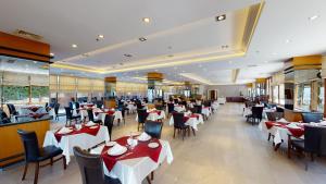 A restaurant or other place to eat at DOUBLE ROYAL HOTEL