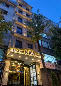 Ein Gebäude mit einem Schild, das große Karamaarma liest. in der Unterkunft Grand Kavi Hotel in Istanbul