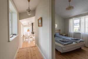1 dormitorio con 1 cama en la esquina de una habitación en Small Red House In Central Vaxholm, en Vaxholm