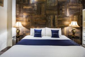 een slaapkamer met een groot bed met 2 lampen bij Hotel 522, Puerto Vallarta in Puerto Vallarta