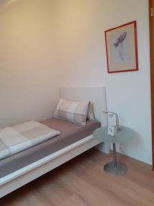 ein Schlafzimmer mit einem Bett mit einer Lampe und einem Tisch in der Unterkunft Ferienwohnung Rheinzabern - 4 Sterne in Rheinzabern