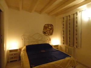 A bed or beds in a room at NICOLE DONEY LOCAZIONE TURISTICA