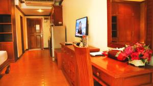 TV a/nebo společenská místnost v ubytování Aiyaree Place Hotel SHA PLUS