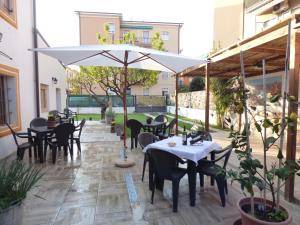 A restaurant or other place to eat at NICOLE DONEY LOCAZIONE TURISTICA