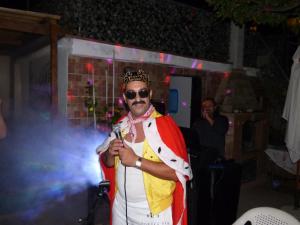 Ein Mann in einem Kostüm mit einem Zauberstab in der Unterkunft NICOLE DONEY LOCAZIONE TURISTICA in Verona