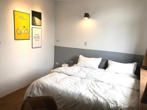 سرير أو أسرّة في غرفة في Small Island Homestay