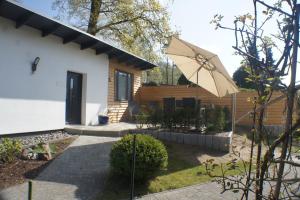 Casa con patio y sombrilla en Glück Auf Rügen, en Ostseebad Sellin
