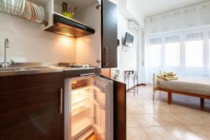 um frigorífico aberto numa cozinha com uma cama em Vatican Rose em Roma