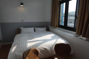 سرير أو أسرّة في غرفة في Small Island Homestay