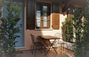a table and chairs in front of a house at ALLORO APPARTAMENTO 1 - Piano Terra con terrazza. in Sirmione