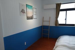 سرير أو أسرّة في غرفة في Small Island Homestay