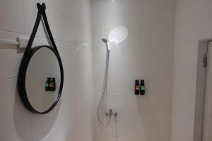 حمام في Small Island Homestay