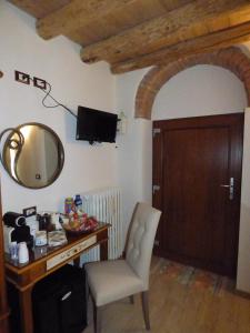 A television and/or entertainment centre at NICOLE DONEY LOCAZIONE TURISTICA