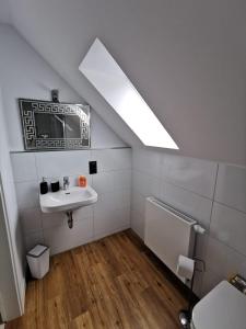 un baño con lavabo y espejo en Apartment 1 Zimmer, en Walsrode