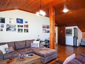 uma sala de estar com um sofá e uma mesa em Panorama Loft - quality, view, sea & mountain em Litochoro