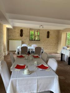 a dining room with a white table and chairs at Chateau Du Four De Vaux in Varennes Vauzelles