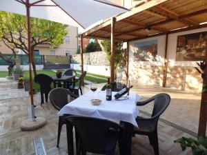 A restaurant or other place to eat at NICOLE DONEY LOCAZIONE TURISTICA