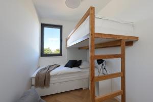 una camera con letto a castello e scala di FUX Luxury Apartment Zadar Yachting a Zara (Zadar)