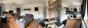 ein Wohnzimmer mit einem Sofa und einem Tisch in der Unterkunft Harzstübl25 in Sankt Andreasberg
