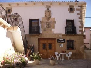 un edificio con un cartel que dice café la iguana en Casa Rural Laguao, en Abárzuza