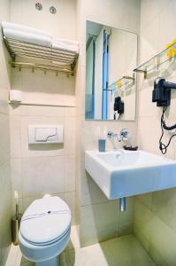 a bathroom with a white toilet and a sink at Hotel Boutique Sabbia Valencia in Valencia