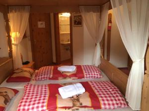 Postel nebo postele na pokoji v ubytování Landhaus Paradies Samnaun Spiss