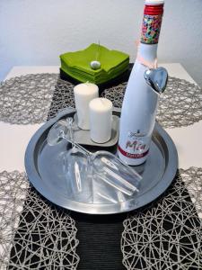 stół z butelką i kieliszkami na talerzu w obiekcie Fewo-Alter w mieście Wilhelmshaven
