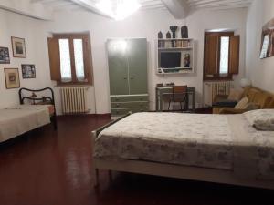 sypialnia z 2 łóżkami i salon w obiekcie CASA FEDORA -Appartamento uso turistico centro storico di Arezzo w Arezzo